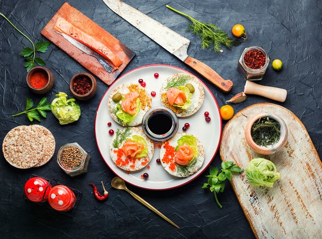 Open sandwiches with salmon and cream cheese