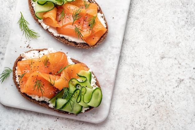 Photo open sandwiches with salted salmon