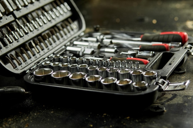 Open set box met werkgereedschap verschillende soorten metalen stalen koppen