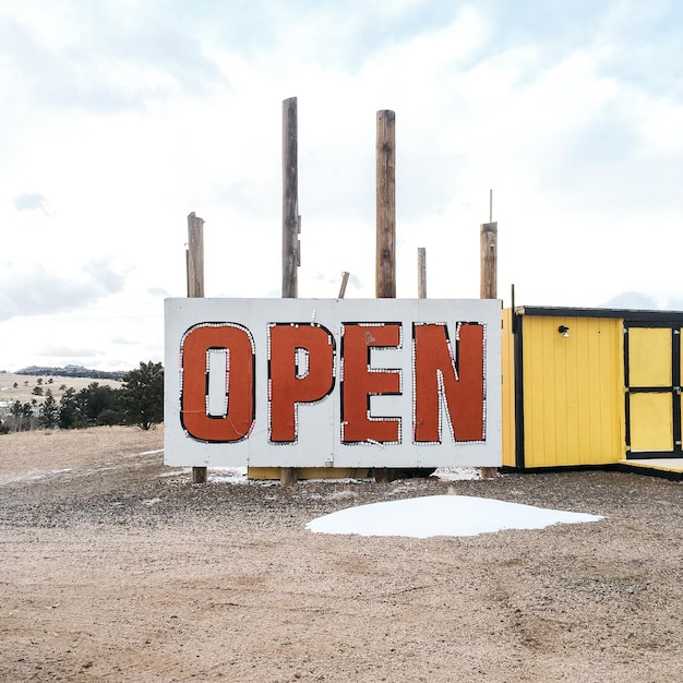 Photo open sign against sky