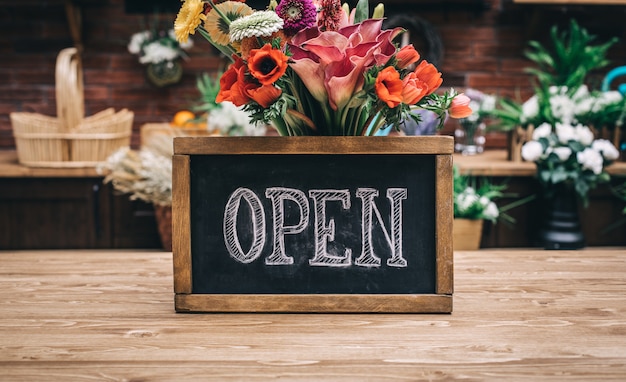 Photo open sign of flower shop