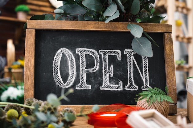 Photo open sign of flower shop