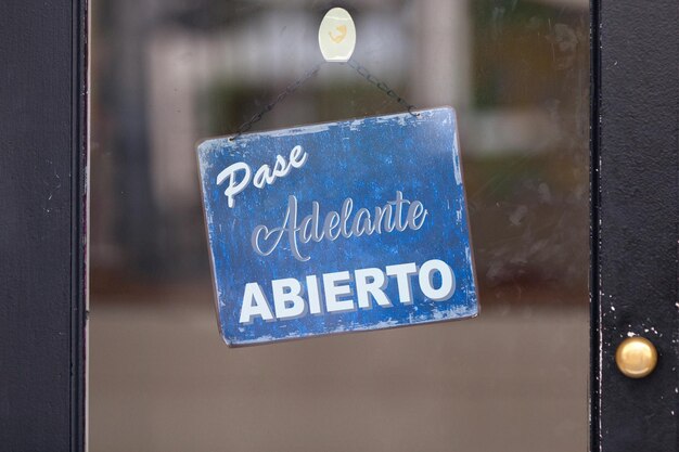 Open sign in Spanish
