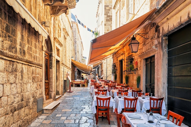 Caffè con terrazza open street nella città vecchia di dubrovnik, croazia