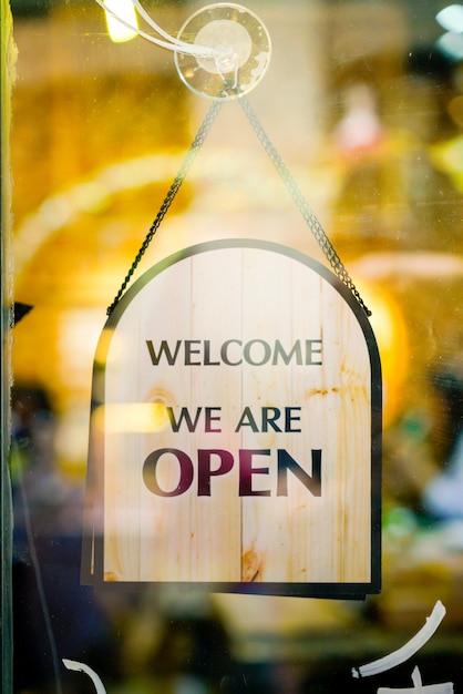 Foto open teken bij restaurant en winkel