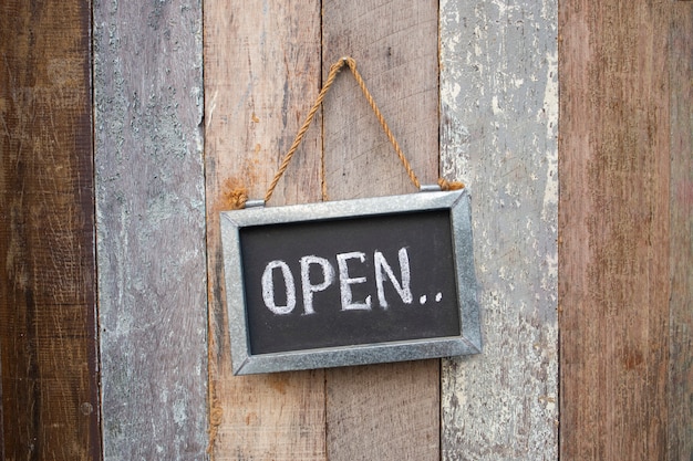 Foto open teken op de houten winkeldeur