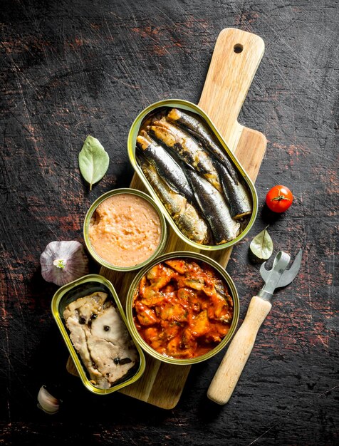 Open tin cans of canned food on the cutting Board