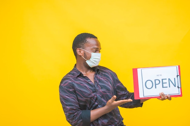 Open uithangbord voor een kleine zakelijke winkel