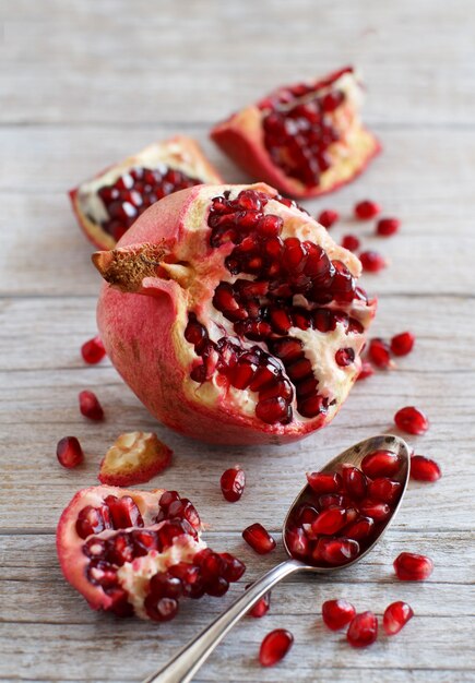 Foto open verse rijpe granaatappels op houten tafel