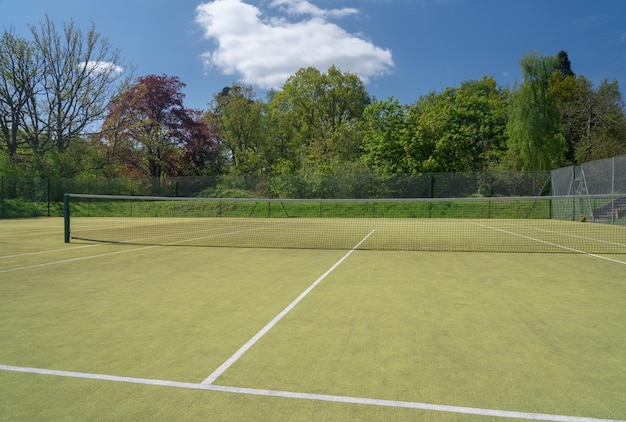 Foto vista aperta del campo da tennis in erba artificiale