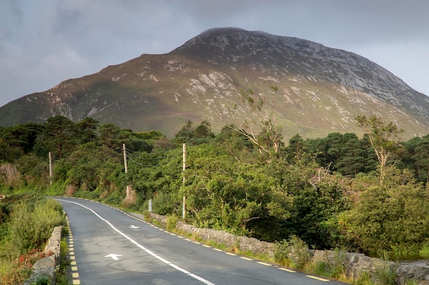 Open weg en landschap in Connemara National Park Ierland