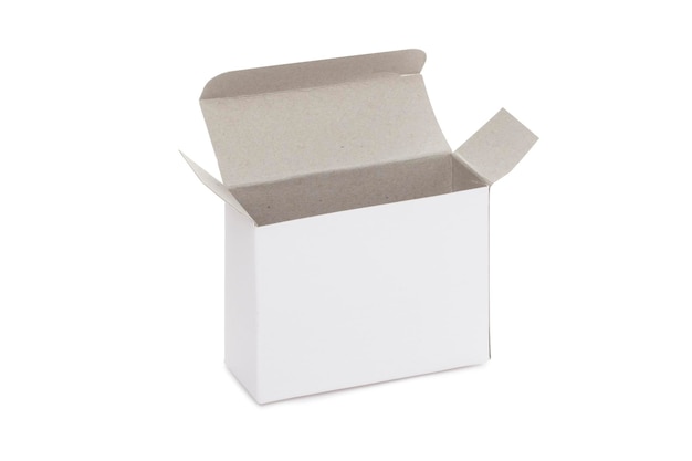 Открытая белая пустая картонная коробка на белом фоне с обтравочным контуром