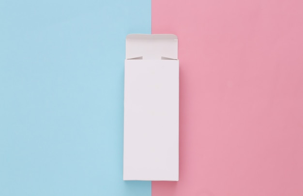 Foto scatola di imballaggio bianca aperta su pastello blu rosa. minimalismo