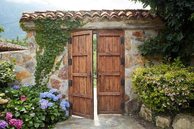 Foto aprire la porta di legno