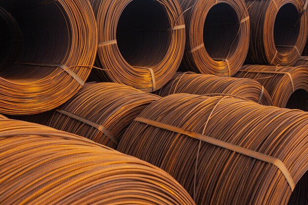 Photo an openair warehouse with twisted spools of rusty wire