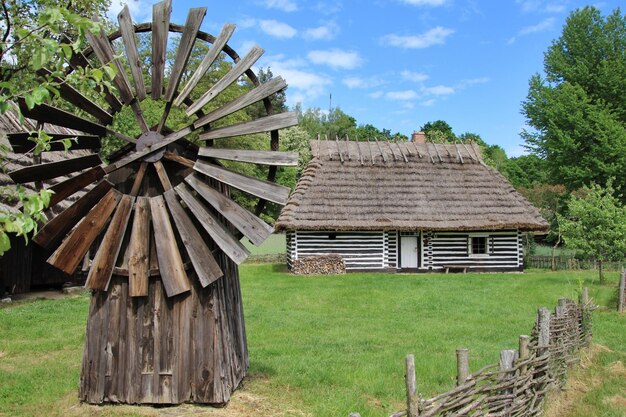 Foto museo in legno openair e un mulino a vento a sanok una casa di ustrobna in polonia