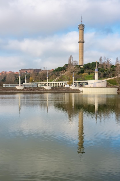 Openbaar park met een groot meer en communicatietoren in de stad Tres Cantos Madrid Spanje