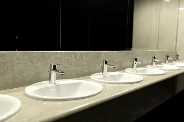 Openbaar toilet en badkamer interieur met wastafel.