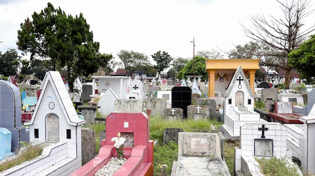 Openbare begraafplaats met diverse graven