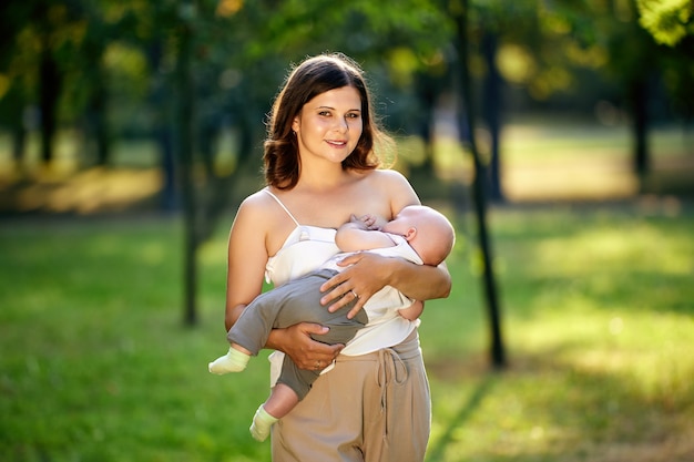 Openbare borstvoeding door vrouw met kleine jongen buitenshuis