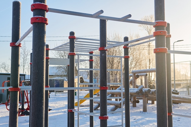 Openbare buitensportspeeltuin op een ijzige winterdag