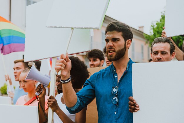 Openbare demonstratie op straat tegen sociale problemen en mensenrechten. Groep multi-etnische mensen die openbaar protesteren