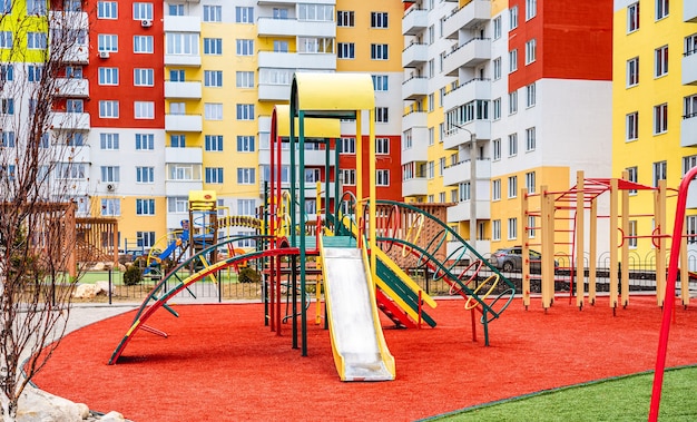 Openbare kleurrijke speeltuin voor kinderactiviteiten met nieuwe huizen op het oppervlak