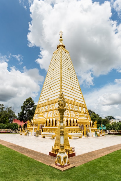 Openbare Tempel Wat Phrathat Nong Bua op de blauwe hemel die in de provincie van Ubon Ratchathani, Thailand wordt gevestigd