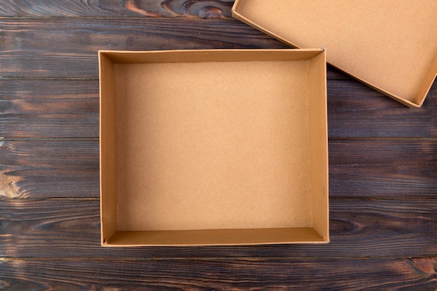 Открытая коричневая пустая картонная коробка
