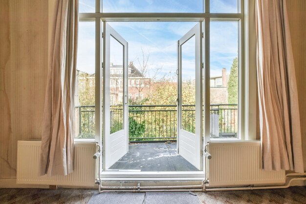 Porte aperte del balcone di una casa classica