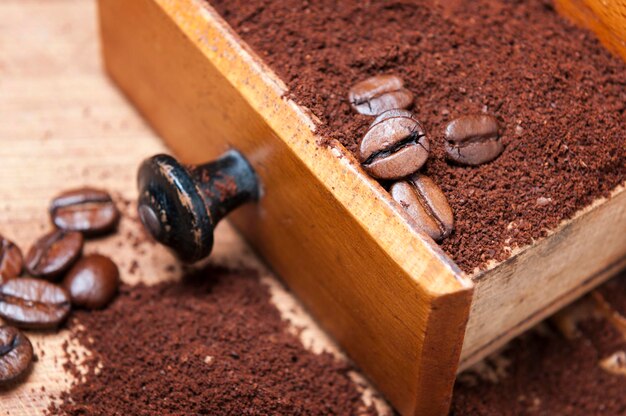 사진 은 커피 가루 를 가진 수동 목조 커피 밀기 의 열린 서랍