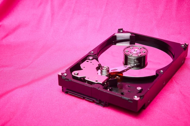 Foto disco rigido aperto dall'unità disco fisso del computer