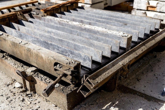 Opened metal mold for the production of reinforced concrete products bar lintels