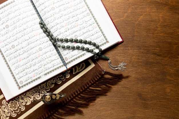 Photo opened quran on wooden background