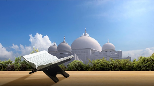 Открытый Коран на деревянной салфетке на деревянной доске