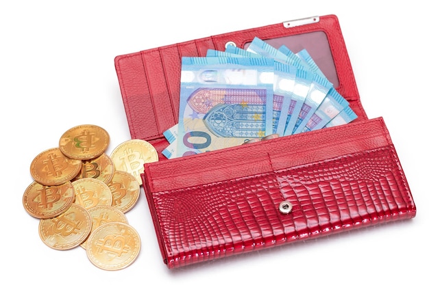 Открыт красный женский кошелек с банкнотами евро внутри и биткоин монеты изоляции