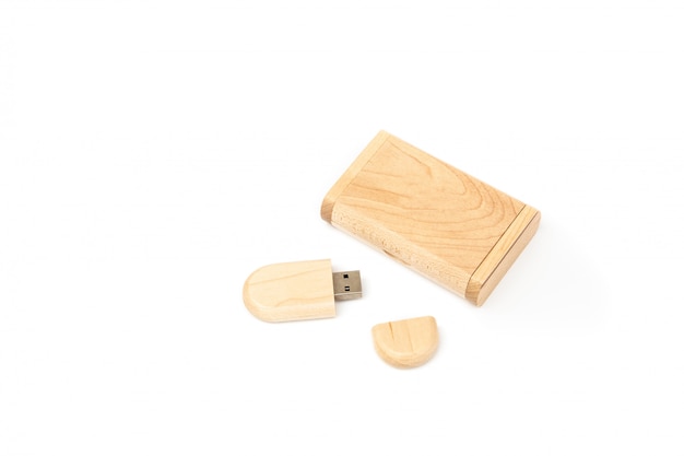 Chiavetta usb aperta in una custodia di legno accanto a una scatola di legno regalo.