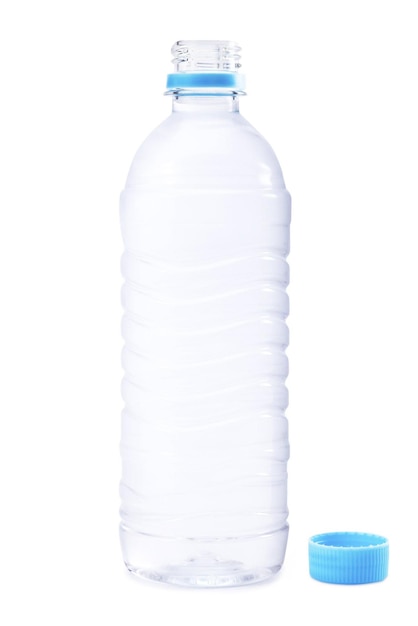 Открытая бутылка с водой на белом
