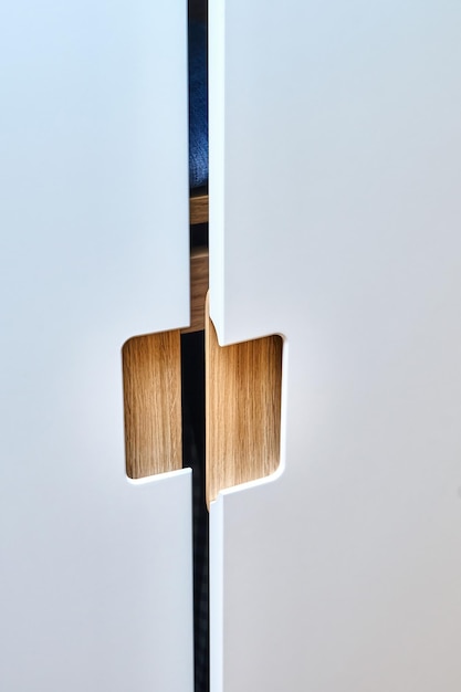 フラットフィンガープルデザインとライトグレー塗装のキャビネットドアを備えたオープンな木製ワードローブ