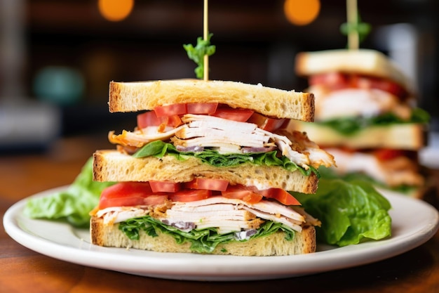 Opengewerkt shot van een kalkoenclubsandwich op zuurdesem