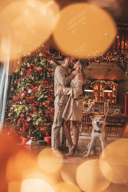 Openhartig authentiek gelukkig getrouwd stel brengt tijd door met Japanse hond in Xmas Lodge