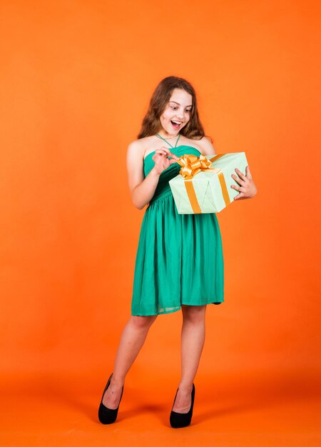 Aprendo la scatola. concetto di lunedì cibernetico. bambino sorridente con regalo di compleanno. felicità dell'infanzia. bella ragazza adolescente. shopping natalizio per bambini. buon compleanno vacanza. regalo di anniversario.