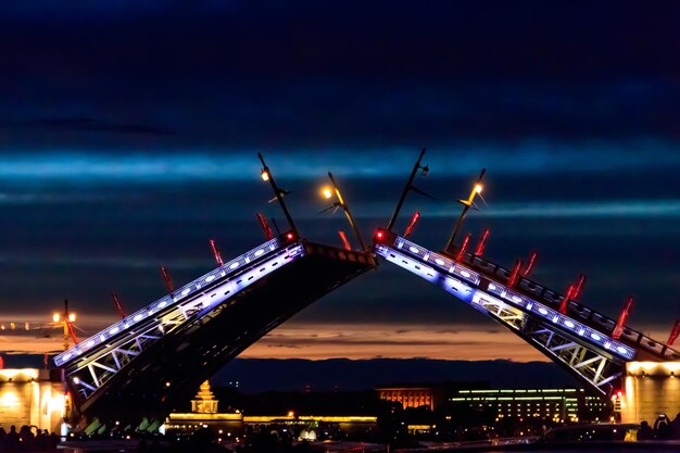 写真 ロシアのサンクトペテルブルクのネヴァ川からのドヴォルツォヴィット橋の夜景