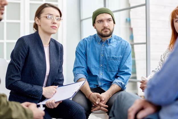 Apertura alla sessione di terapia di gruppo