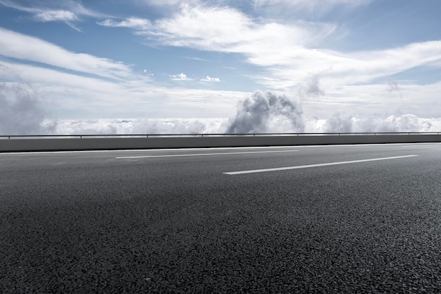 Openlucht wegverkeer en hemelachtergrond