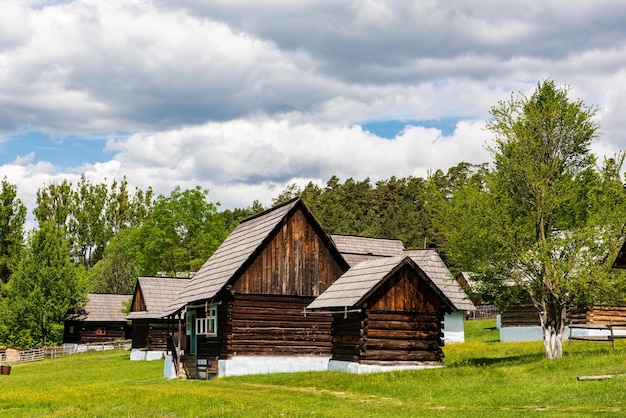 Openluchtdorpsmuseum in het kasteel van Stara Lubovna, Slowaakse houten traditionele huizen