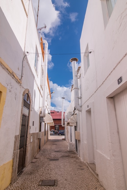 Openluchtmening van de typische architectuur van de kubistische stad van Olhao, Portugal.