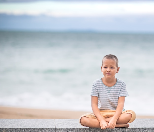 Foto openluchtportret van een kleine leuke jongen