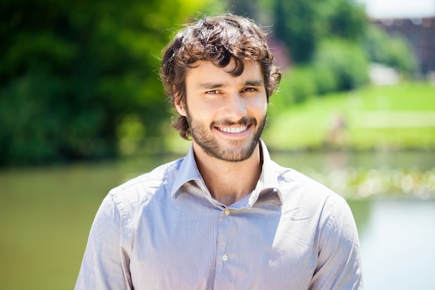 Openluchtportret van een knappe jonge man