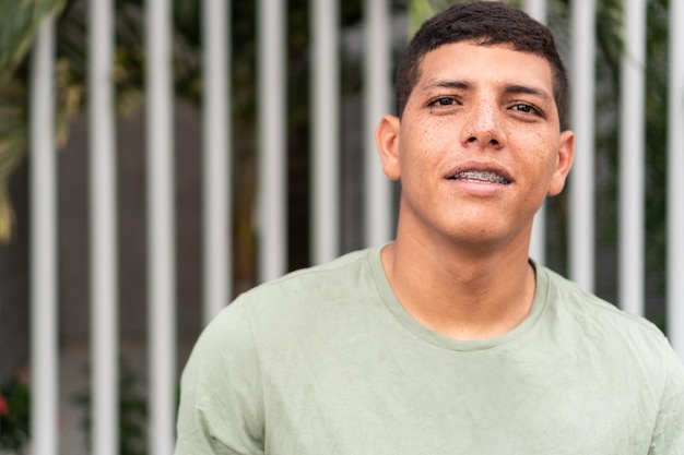 Openluchtportret van een man met sproeten op de stadsstraat